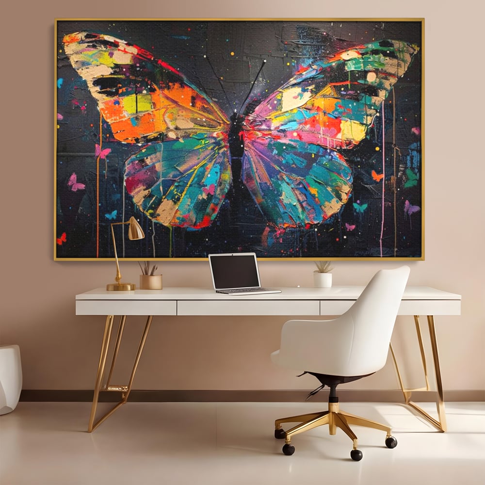 Tablou canvas cu tablou canvas cu fluture multicolor, in rama de aluminiu auriu, pe perete intr-un birou
